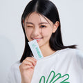 女性模特手持漢方保健食品