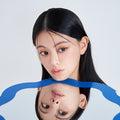 女性模特在鏡子上方，與鏡中的自己成鏡像。